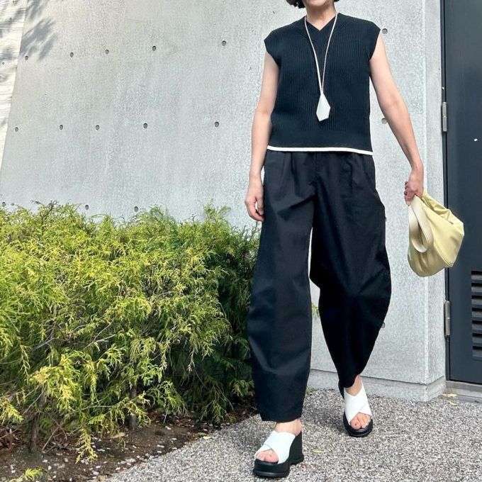 Vネックベスト×UNIQLO：Cのブラックの「コットンバルーンパンツ」