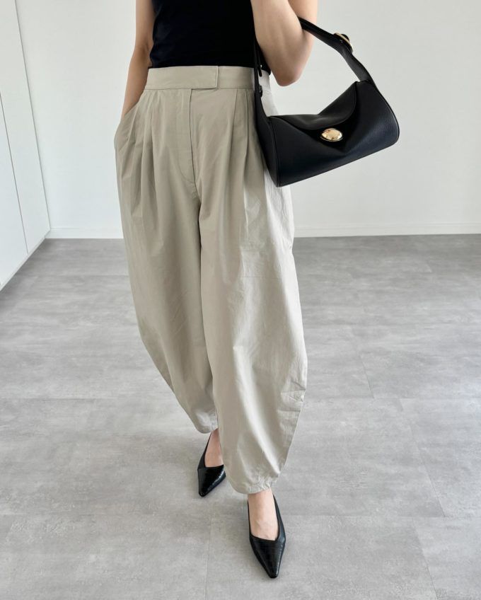 UNIQLO：Cのベージュの「コットンバルーンパンツ」