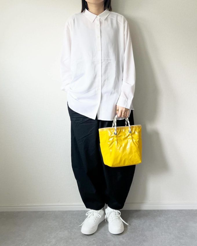 レーヨンブラウス×UNIQLO：Cのブラックの「コットンバルーンパンツ」