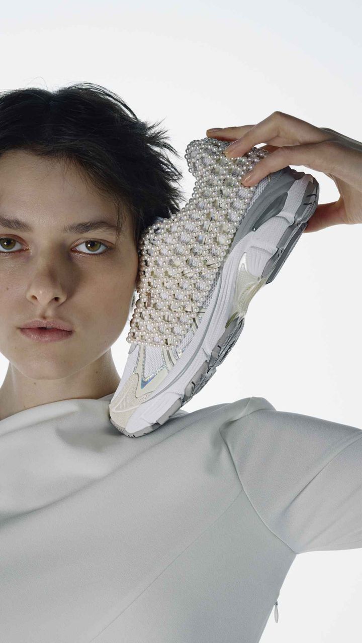 画像: 【TASAKI】＜アート ピース＞「70th パールシークエンス スニーカー」［あこや真珠、シルバー］¥4,411,000 （税込）※24.0cm、25.0cm のみ ©TASAKI