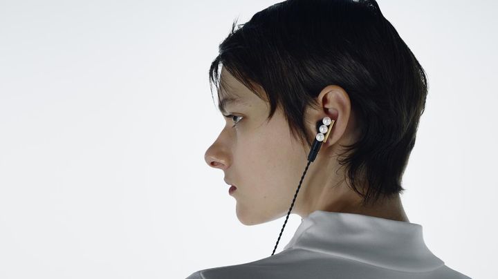 画像1: 【TASAKI】「バランス ネオ イヤホン」［本体：アルミニウム、アクセサリー部分：あこや真珠、真鍮（ゴールドコーティング）、ケーブル：ハイグレードリッツワイヤーケーブル］¥297,000（税込） ©TASAKI