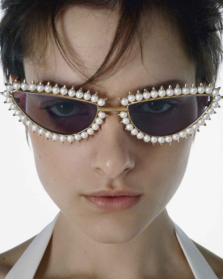 画像: 【TASAKI】「デインジャー サングラス」［フロント：あこや真珠、メタル、チタン、テンプル：チタン、アセテート］¥1,430,000（税込） ©TASAKI