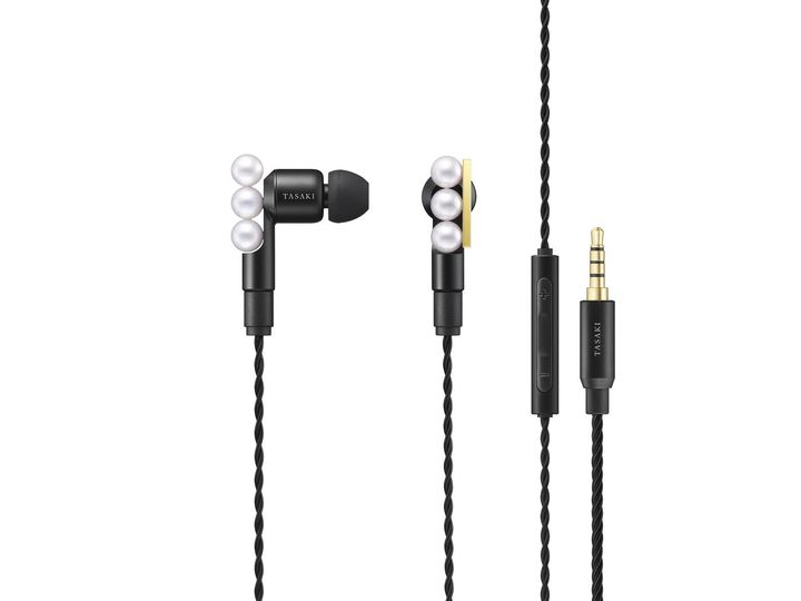 画像2: 【TASAKI】「バランス ネオ イヤホン」［本体：アルミニウム、アクセサリー部分：あこや真珠、真鍮（ゴールドコーティング）、ケーブル：ハイグレードリッツワイヤーケーブル］¥297,000（税込） ©TASAKI