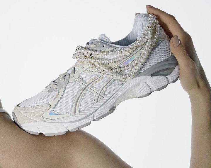 画像: 【TASAKI】＜ラグジュアリー ライン＞「デインジャー スニーカー」［18K YG、あこや真珠］¥2,541,000（税込） ©TASAKI