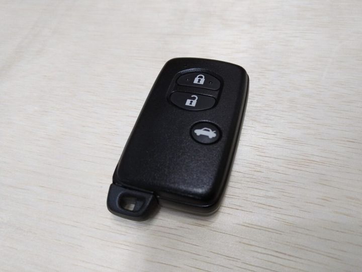 車のスマートキーの電池が切れたときの対処法は？