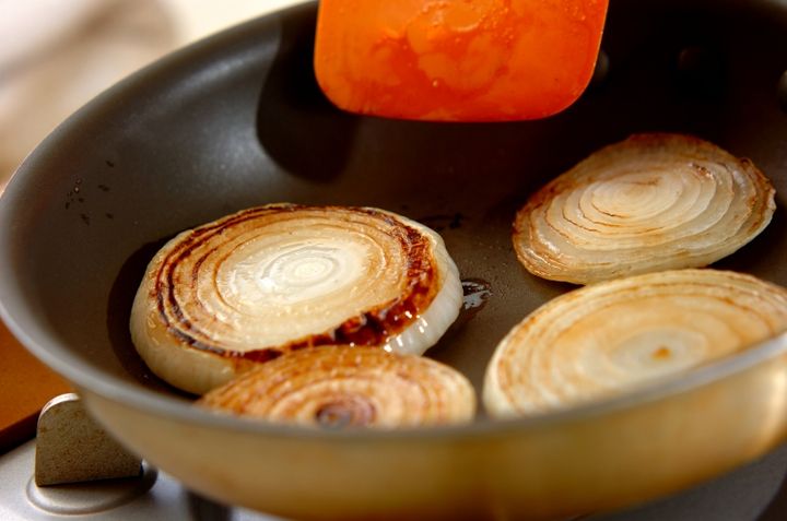 たまねぎステーキ 甘みたっぷりの作り方1