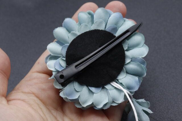 ダイソーの髪にも帯にのも使えるヘアクリップ（花下がり、ダリアスプレー）