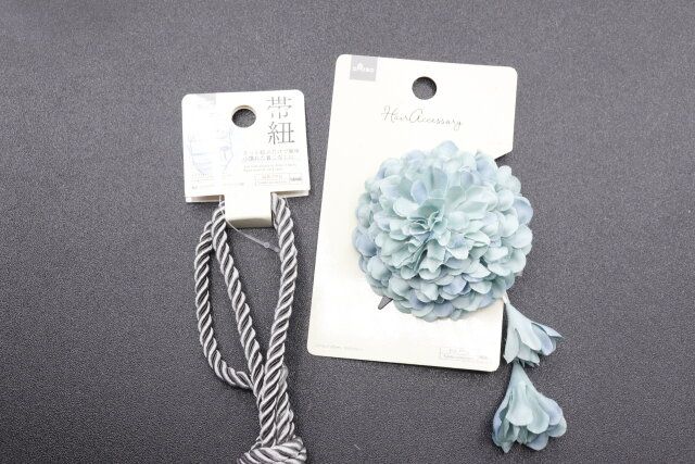 ダイソーの帯紐（フェイクパール、アンティーク調）とヘアクリップ（花下がり、ダリアスプレー）のパッケージ