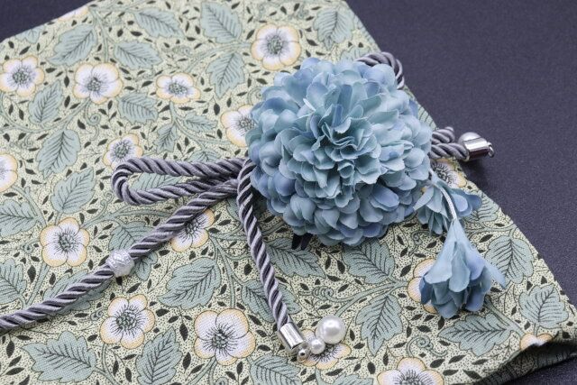 ダイソーの帯が可愛くなる帯紐（フェイクパール、アンティーク調）とヘアクリップ（花下がり、ダリアスプレー）