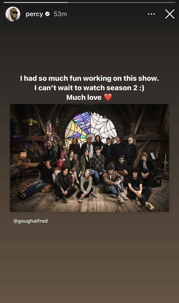 画像: パーシー・ハインズ・ホワイトが『ウェンズデー』シーズン2について反応