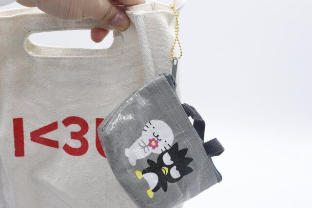 セリアのマイクロバッグチャーム はバッグにも付けられる