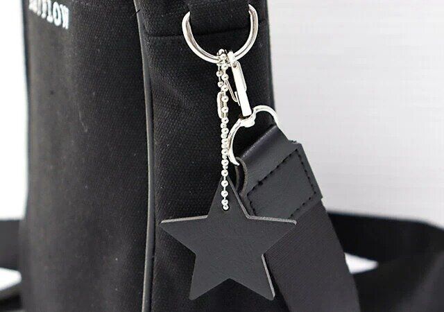 BAYFLOW［ベイフロー］ペットボトルがタテに入る！LOGO SHOULDER BAG BLACKはチャーム付き