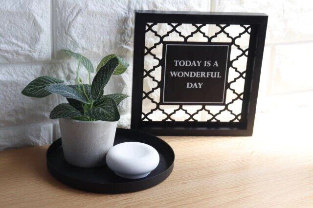 ダイソーの木製壁掛けインテリアを飾った様子