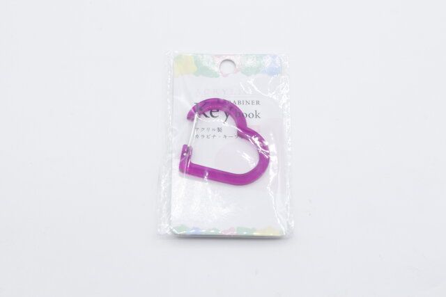 セリアのアクリル製カラビナ・キーフック ハートのパッケージ