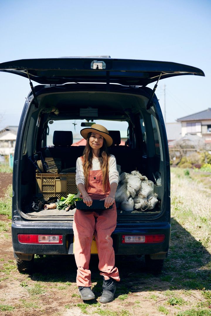衣川さんと愛車の軽トラ