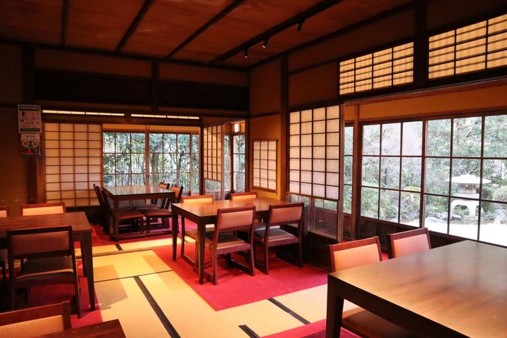 庭園を望む広間