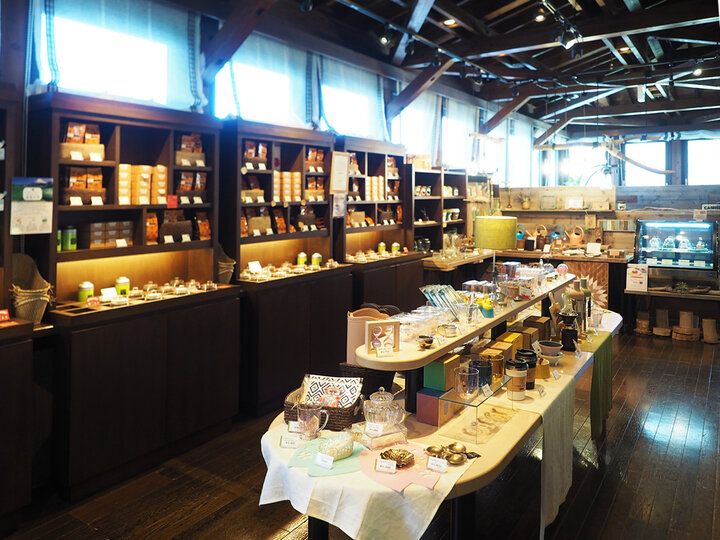 箱根で唯一「おいしい紅茶の店」に認定♪ 芦ノ湖畔の絶景広がるカフェ「サロン・ド・テ ロザージュ」