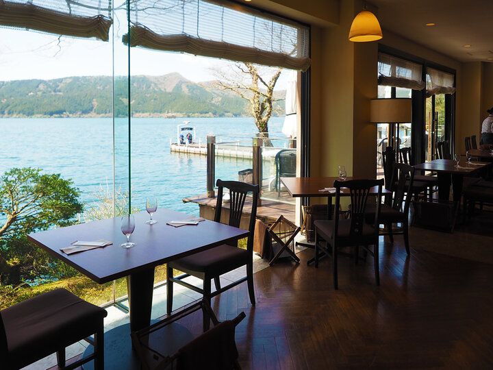 箱根で唯一「おいしい紅茶の店」に認定♪ 芦ノ湖畔の絶景広がるカフェ「サロン・ド・テ ロザージュ」