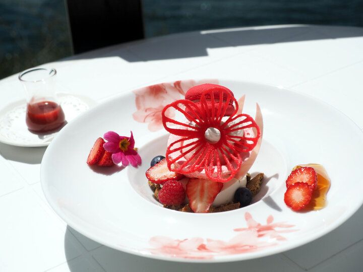 箱根で唯一「おいしい紅茶の店」に認定♪ 芦ノ湖畔の絶景広がるカフェ「サロン・ド・テ ロザージュ」