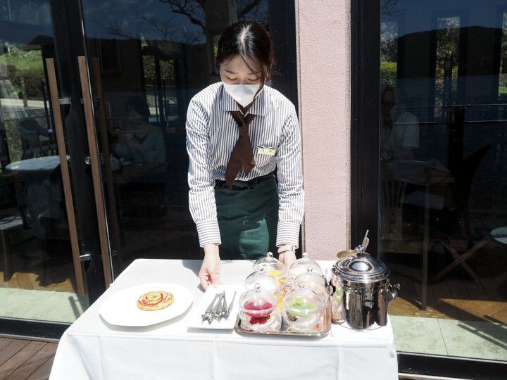 箱根で唯一「おいしい紅茶の店」に認定♪ 芦ノ湖畔の絶景広がるカフェ「サロン・ド・テ ロザージュ」
