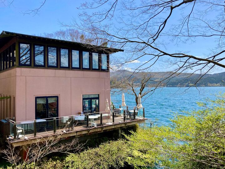 箱根で唯一「おいしい紅茶の店」に認定♪ 芦ノ湖畔の絶景広がるカフェ「サロン・ド・テ ロザージュ」