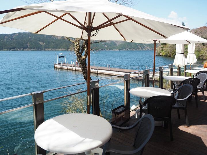 箱根で唯一「おいしい紅茶の店」に認定♪ 芦ノ湖畔の絶景広がるカフェ「サロン・ド・テ ロザージュ」