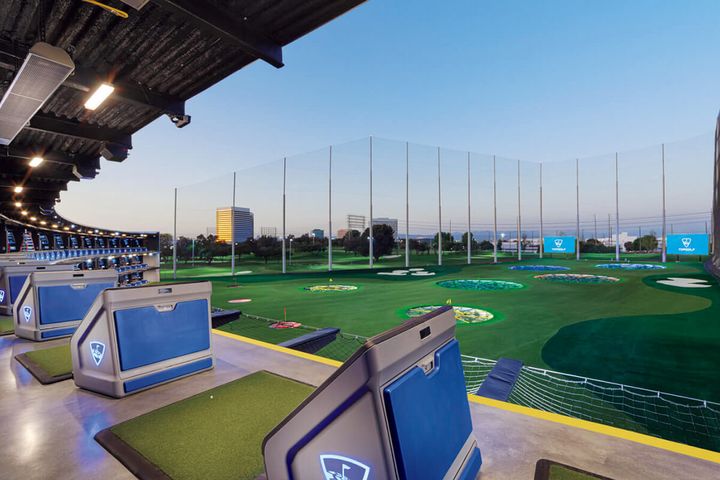 〈TOPGOLF EL SEGUNDO〉施設内