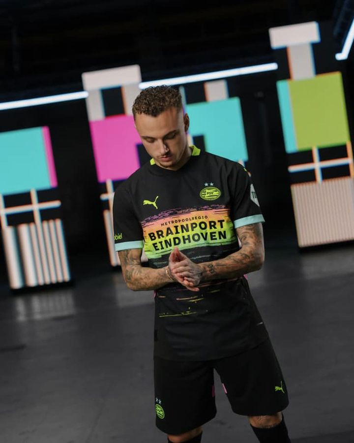 オランダ王者PSV、2024-25新ユニフォームを発表！テレビでよく見る“あのカラフル画像”を表現