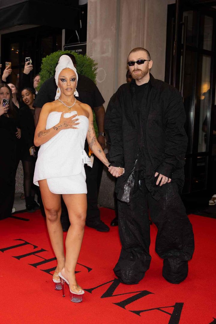 画像3: ドージャ・キャットのバスタオル姿が話題