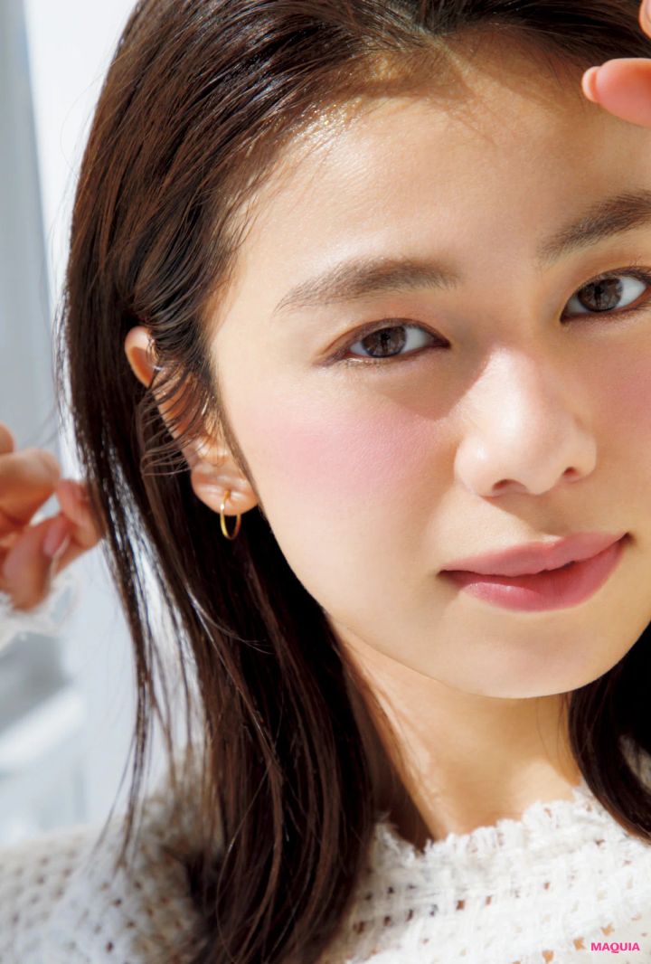 濃いめサングラスをかけた日の正解メイク。血色ピンクをプラスして親しみやすく_7