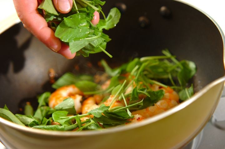 とにかく簡単！ルッコラの炒め物 by西川 綾さんの作り方2