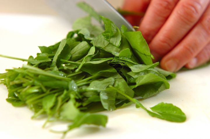 とにかく簡単！ルッコラの炒め物 by西川 綾さんの下準備1