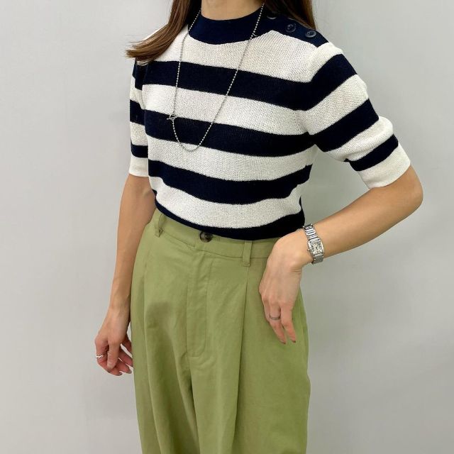 リネンブレンドセーターを着用している