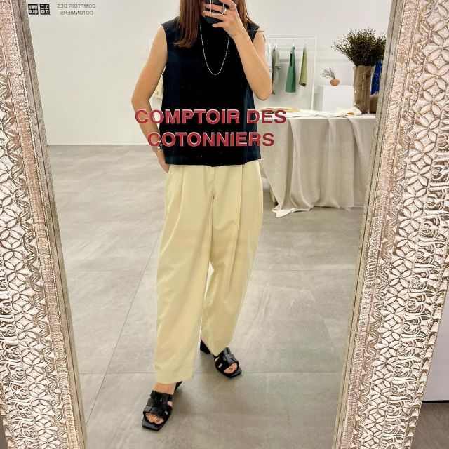 リネンブレンドタックテーパードパンツを着用したコーデ