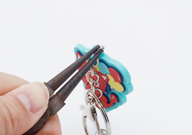 セリアのカスタムキーホルダーパーツはペンダントトップなどの飾りがつけられる