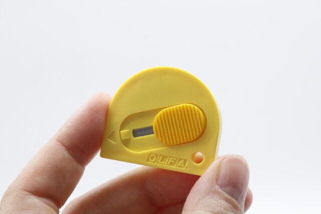 100均ダイソーで買えるOLFAのカッター