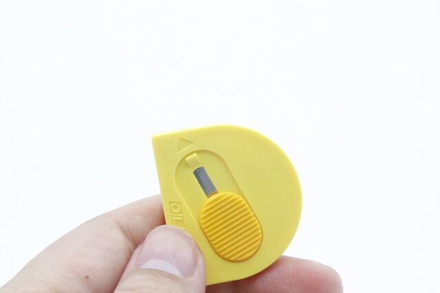 100均ダイソーで買えるOLFAのカッター