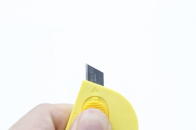 100均ダイソーで買えるOLFAのカッター