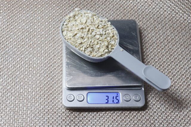 ダイソーのシリアルスプーン（チャック袋スライダー付き）でオートミールを計量