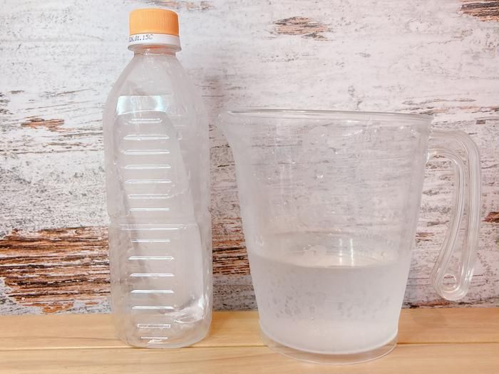 解けた水と残った氷の画像