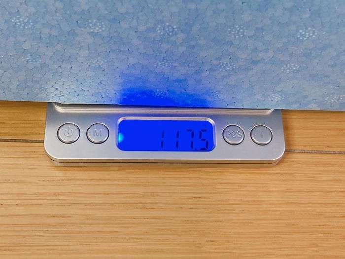 ダイソーのクーラーボックスをスケールにのせている画像