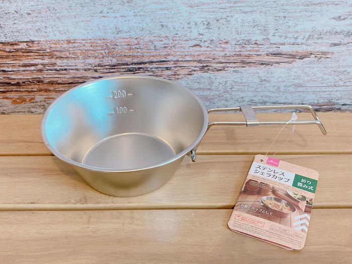 ダイソーの折りたたみシェラカップの画像