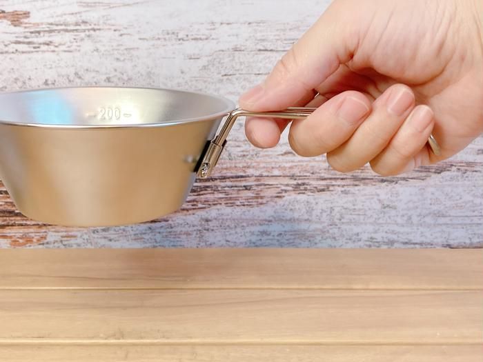 ダイソーの折りたたみシェラカップの画像