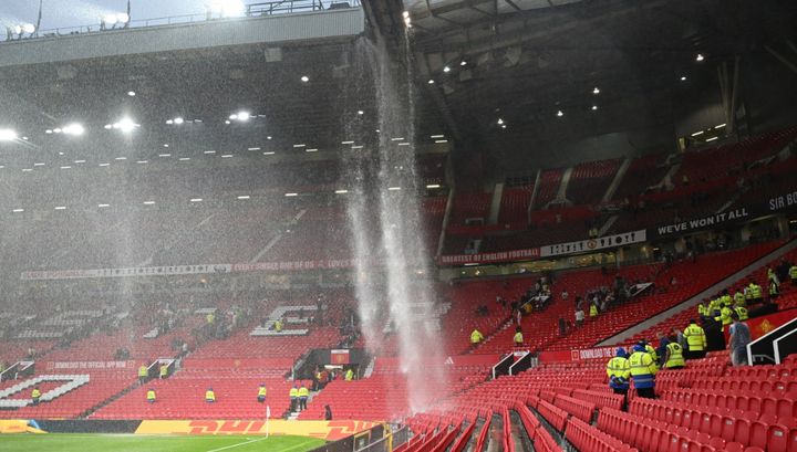 記録的豪雨でマンチェスター・ユナイテッドのオールド・トラッフォードが大変なことに…「守備陣と同じ漏れ方（笑）」と元アーセナルDF