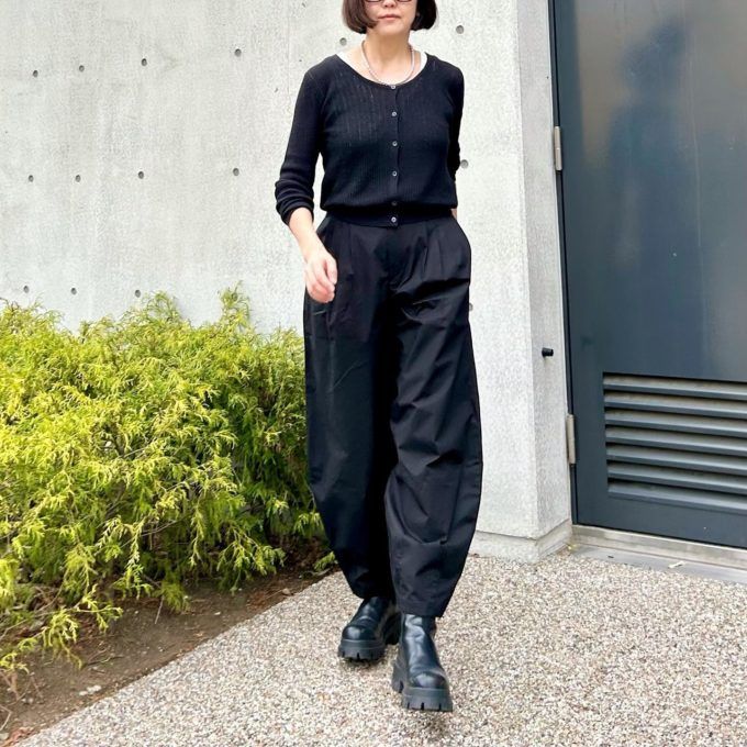 レースラウンドネックカーディガン×UNIQLO：Cのブラックの「コットンバルーンパンツ」