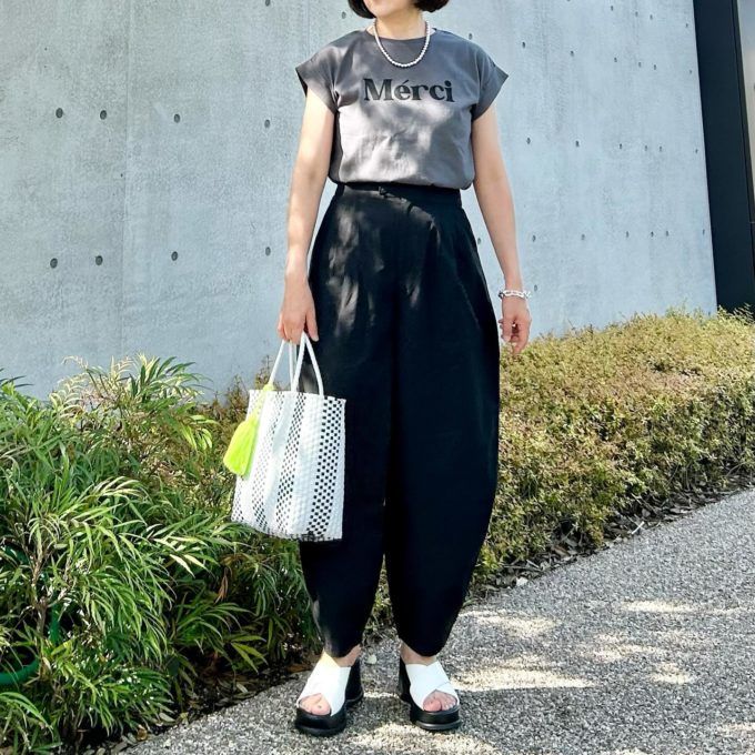 ロゴTシャツ×UNIQLO：Cのブラックの「コットンバルーンパンツ」