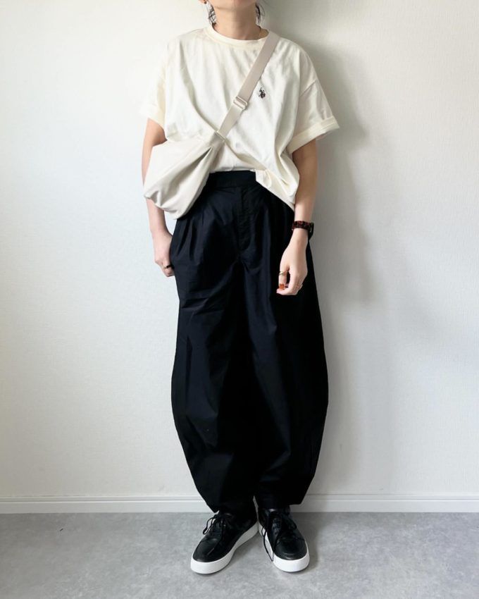 ワンポイントTシャツ×UNIQLO：Cのブラックの「コットンバルーンパンツ」
