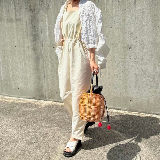 撥水サロペット×UNIQLO：Cのオフホワイトの「プラットフォームサンダル」