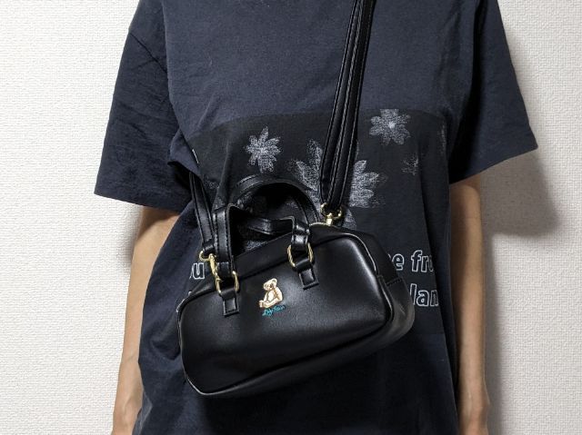 リリーブラウンショルダーバッグを持ったところ