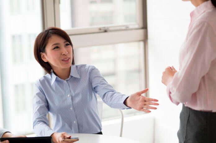 職場で慕われるおばさんの特徴5つと慕われないおばさんとの違い